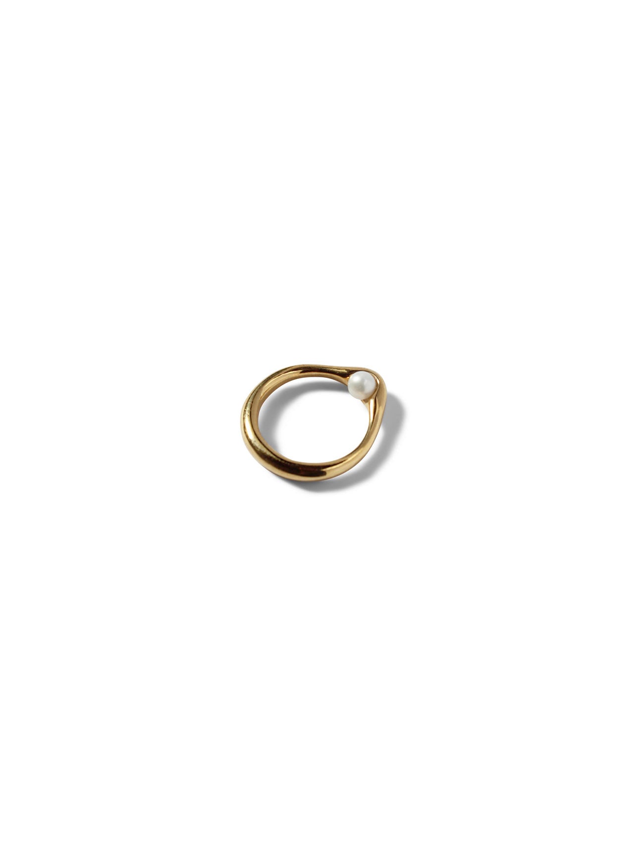 Momoko Hatano Gold Peering Pearl Ring
